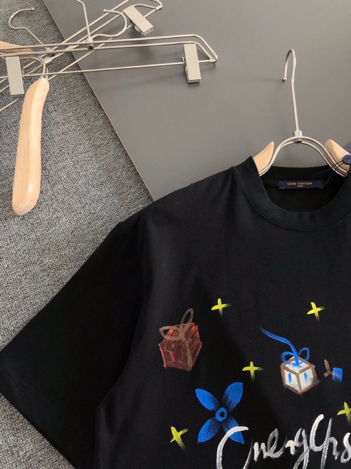 Louis Vuitton 路易威登 LV 驴牌（高版本）\n1V 2026SS春夏最新款圆领时尚手绘短