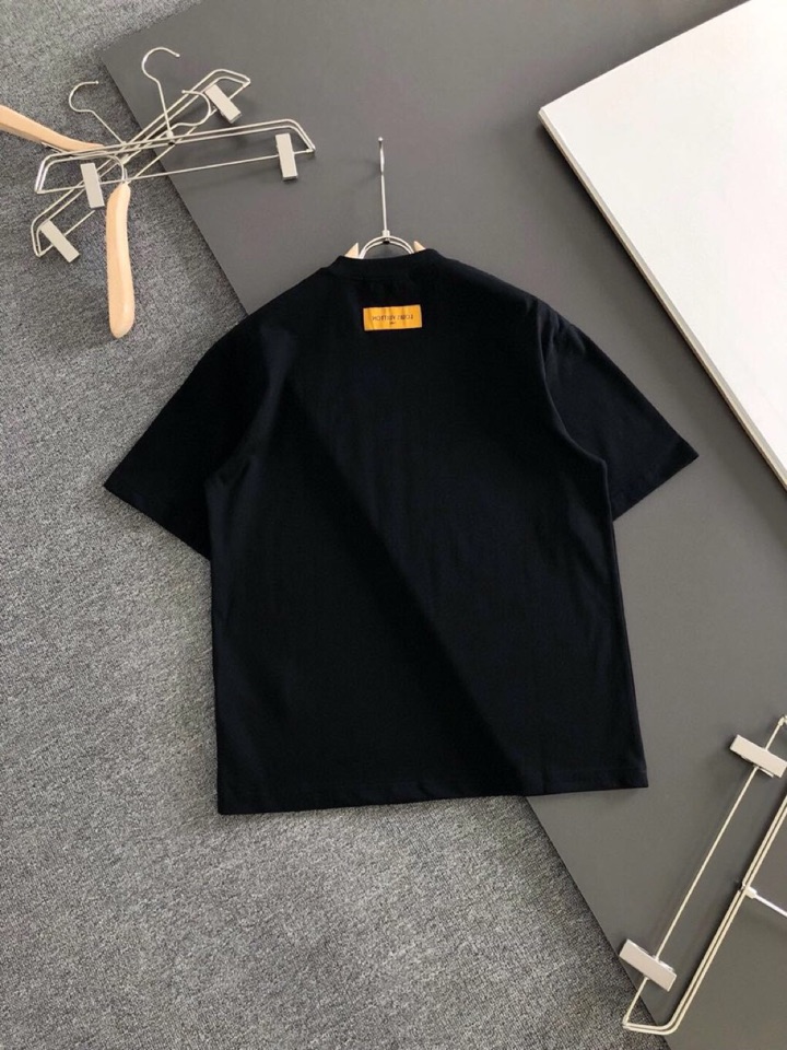 Louis Vuitton 路易威登 LV 驴牌（高版本）\n1V 2026SS春夏最新款圆领时尚手绘短