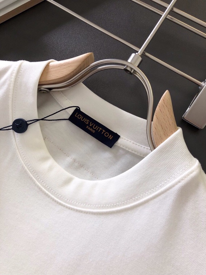 Louis Vuitton 路易威登 LV 驴牌（高版本）\n1V 2026SS春夏最新款圆领时尚手绘短