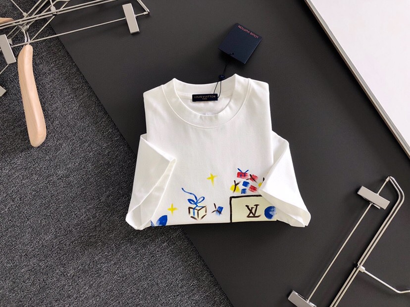 Louis Vuitton 路易威登 LV 驴牌（高版本）\n1V 2026SS春夏最新款圆领时尚手绘短