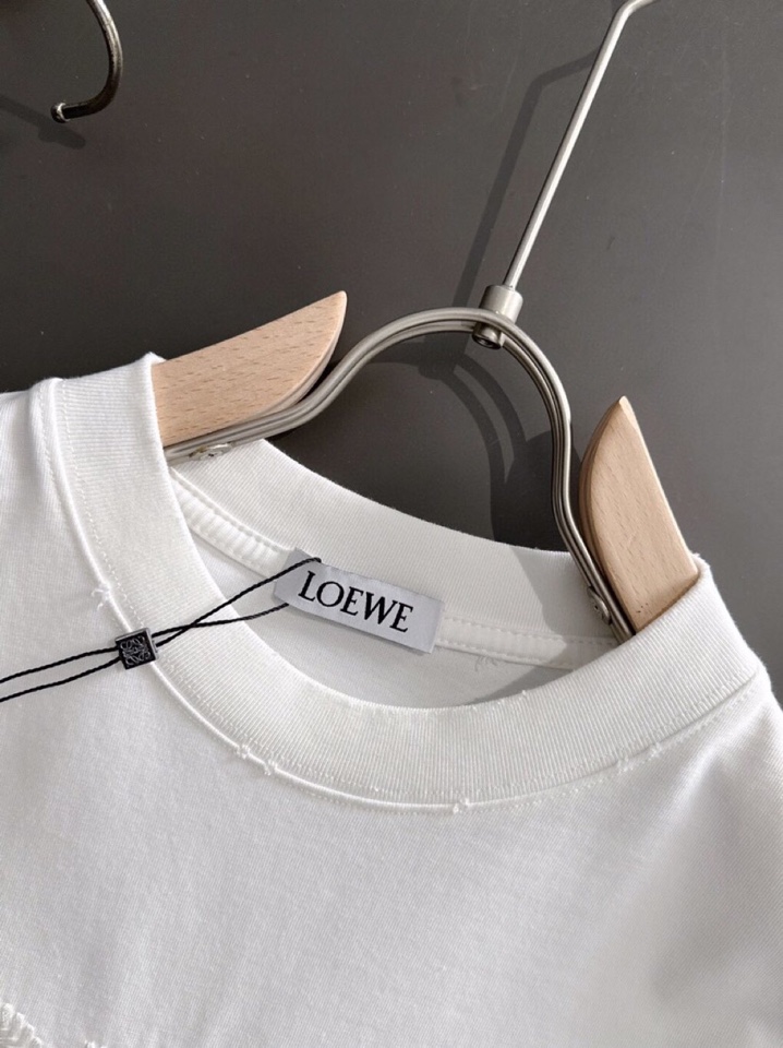 LOEWE 罗意威（高版本）2026SS春夏最新款圆领时尚短袖圆领T恤，官网同步，纯棉面料！贴肤舒适，耐