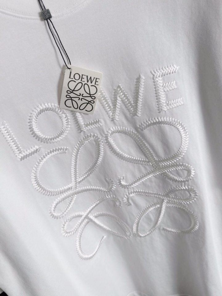 LOEWE 罗意威（高版本）2026SS春夏最新款圆领时尚短袖圆领T恤，官网同步，纯棉面料！贴肤舒适，耐