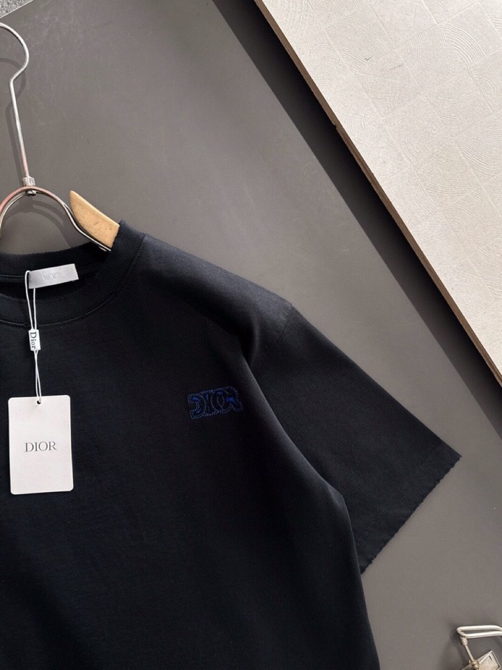 Dior 迪奥（高版本）\nCD 2026SS春夏最新款圆领时尚短袖圆领T恤，官网同步，纯棉面料！贴肤舒
