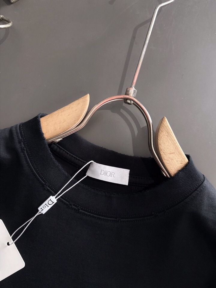 Dior 迪奥（高版本）\nCD 2026SS春夏最新款圆领时尚短袖圆领T恤，官网同步，纯棉面料！贴肤舒