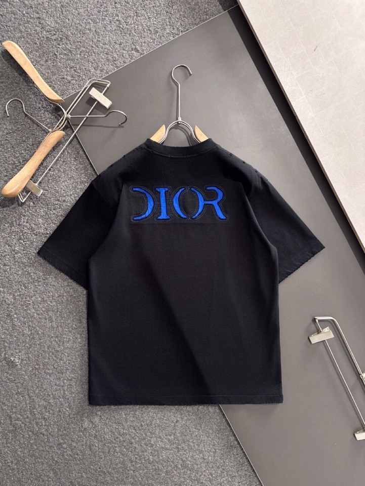 Dior 迪奥（高版本）\nCD 2026SS春夏最新款圆领时尚短袖圆领T恤，官网同步，纯棉面料！贴肤舒