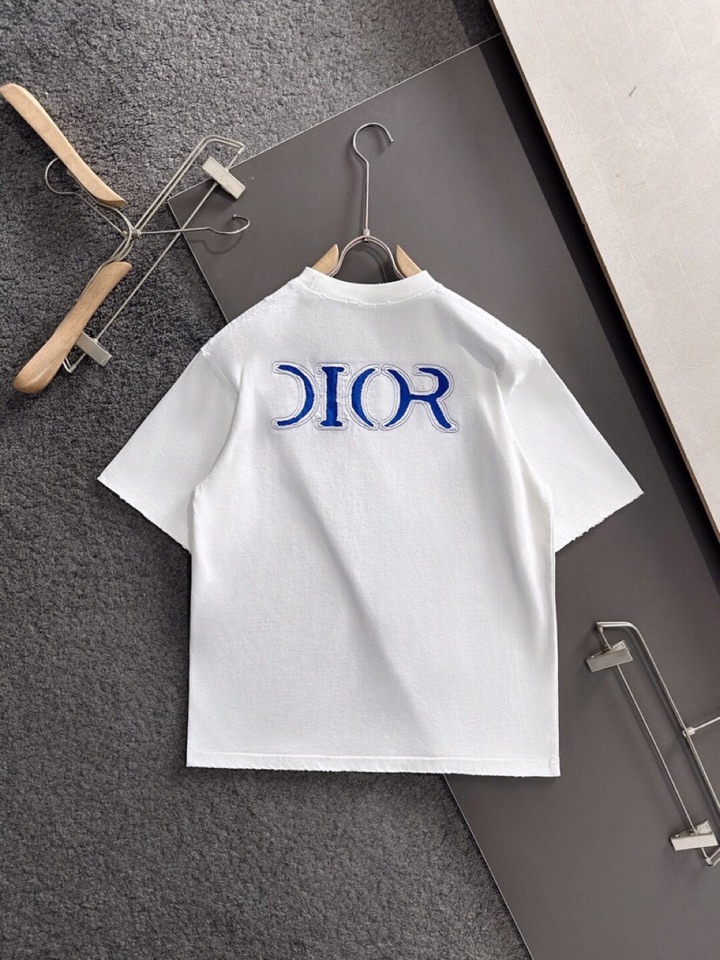 Dior 迪奥（高版本）\nCD 2026SS春夏最新款圆领时尚短袖圆领T恤，官网同步，纯棉面料！贴肤舒