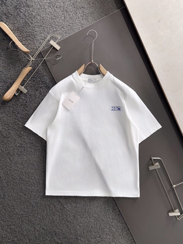 Dior 迪奥（高版本）\nCD 2026SS春夏最新款圆领时尚短袖圆领T恤，官网同步，纯棉面料！贴肤舒