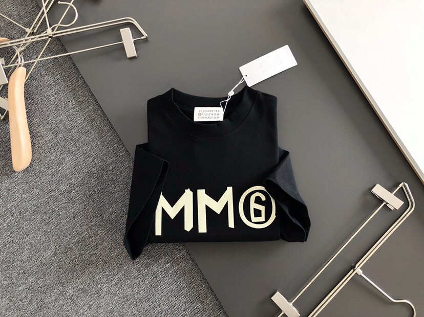 Maison Margiela 马吉拉（高版本）\nMM6 2026SS春夏最新款圆领时尚短袖圆领T恤，