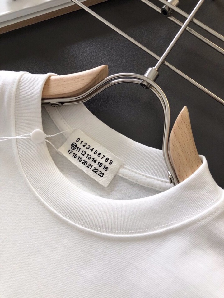 Maison Margiela 马吉拉（高版本）\nMM6 2026SS春夏最新款圆领时尚短袖圆领T恤，