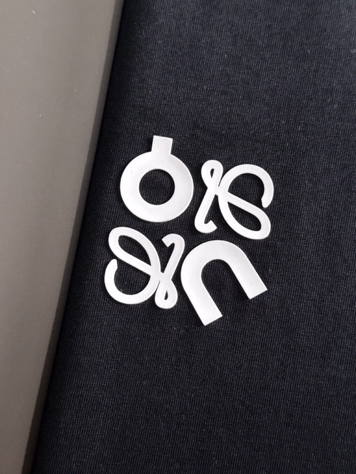 LOEWE 罗意威（高版本）\n2026SS春夏最新款圆领时尚短袖圆领T恤，官网同步，纯棉面料！贴肤舒适