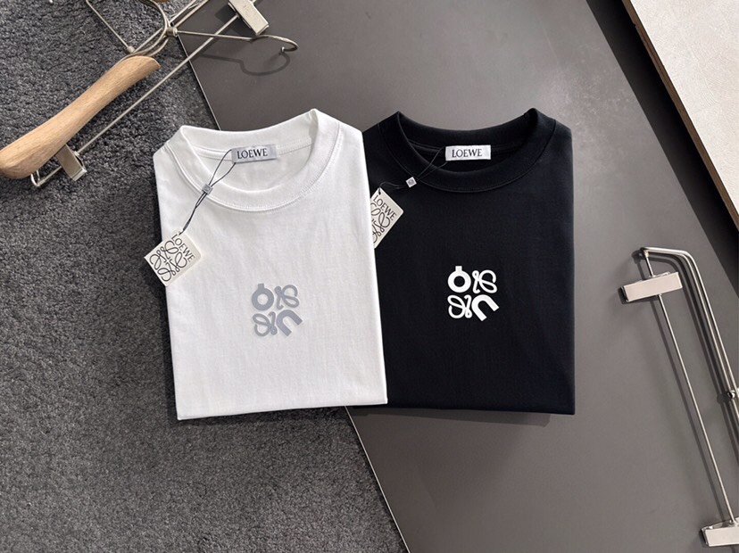 LOEWE 罗意威（高版本）\n2026SS春夏最新款圆领时尚短袖圆领T恤，官网同步，纯棉面料！贴肤舒适
