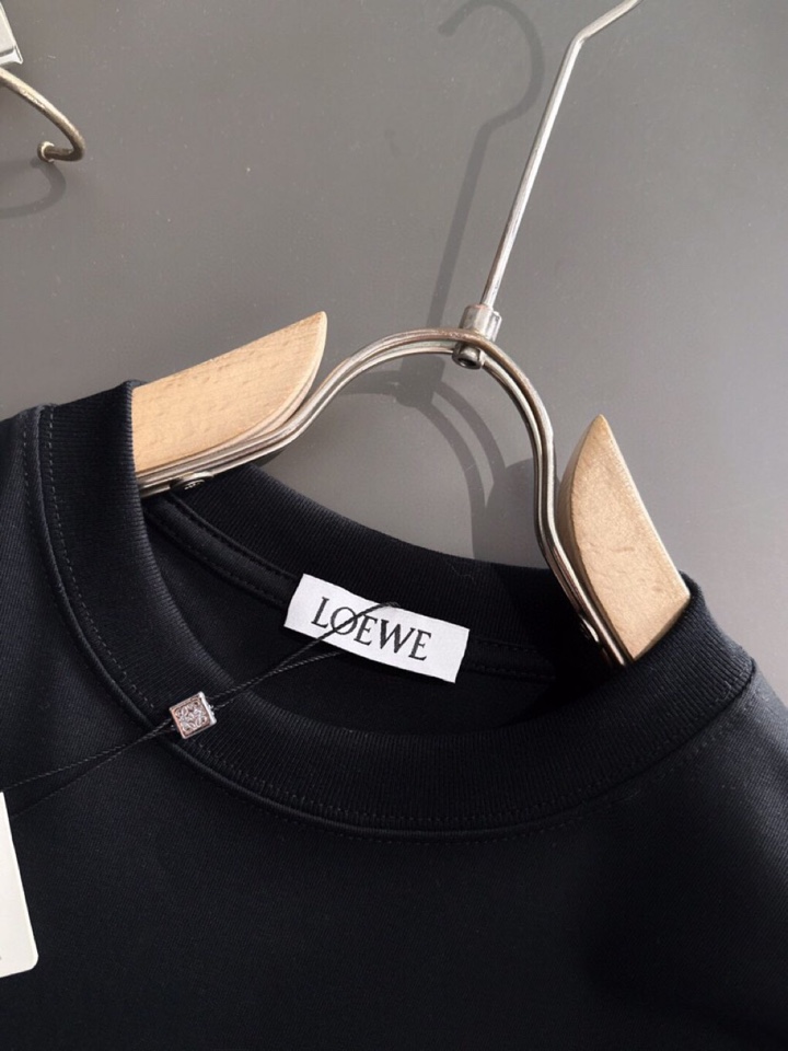 LOEWE 罗意威（高版本）\n2026SS春夏最新款圆领时尚短袖圆领T恤，官网同步，纯棉面料！贴肤舒适