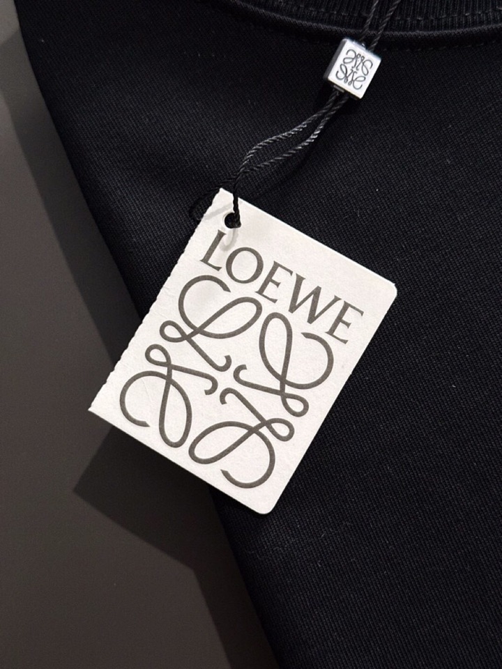 LOEWE 罗意威（高版本）\n2026SS春夏最新款圆领时尚短袖圆领T恤，官网同步，纯棉面料！贴肤舒适