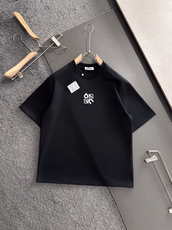 LOEWE 罗意威（高版本）\n2026SS春夏最新款圆领时尚短袖圆领T恤，官网同步，纯棉面料！贴肤舒适
