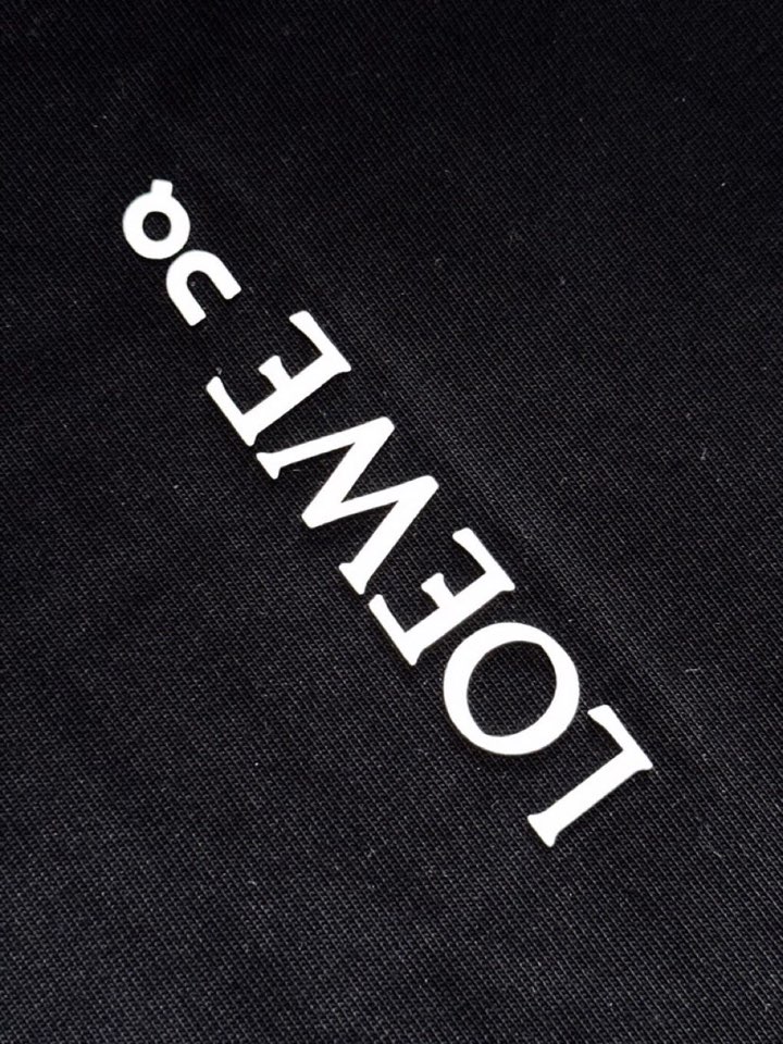 LOEWE 罗意威（高版本）\n2026SS春夏最新款圆领时尚短袖圆领T恤，官网同步，纯棉面料！贴肤舒适