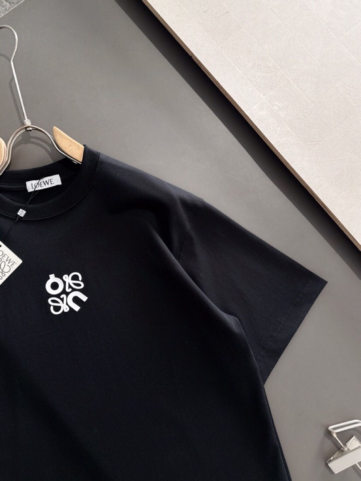 LOEWE 罗意威（高版本）\n2026SS春夏最新款圆领时尚短袖圆领T恤，官网同步，纯棉面料！贴肤舒适