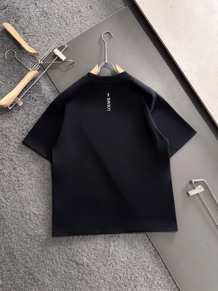 LOEWE 罗意威（高版本）\n2026SS春夏最新款圆领时尚短袖圆领T恤，官网同步，纯棉面料！贴肤舒适