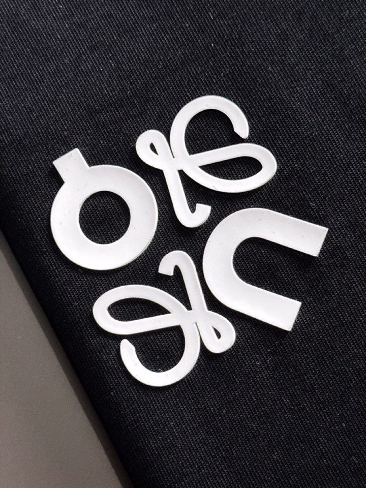 LOEWE 罗意威（高版本）\n2026SS春夏最新款圆领时尚短袖圆领T恤，官网同步，纯棉面料！贴肤舒适