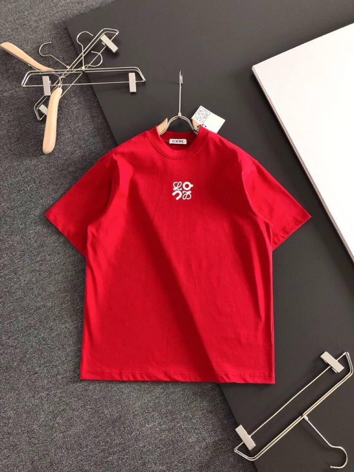 LOEWE 罗意威（高版本）\n2026SS春夏最新款圆领时尚短袖圆领T恤，官网同步，纯棉面料！贴肤舒适