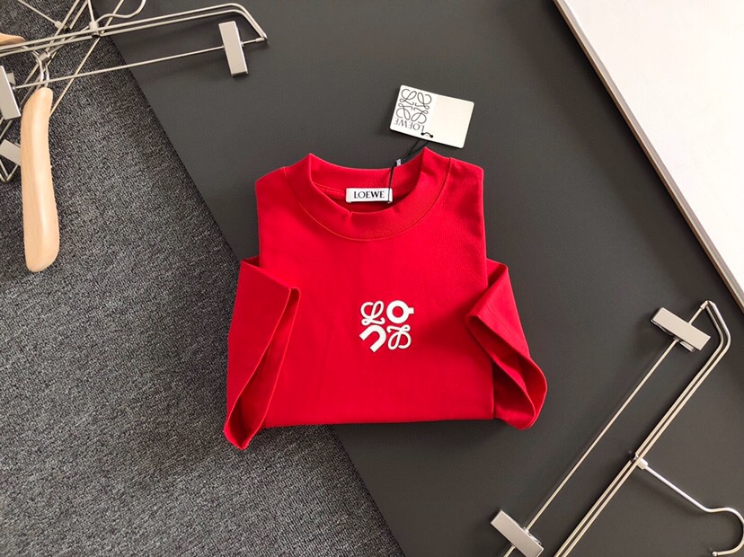 LOEWE 罗意威（高版本）\n2026SS春夏最新款圆领时尚短袖圆领T恤，官网同步，纯棉面料！贴肤舒适