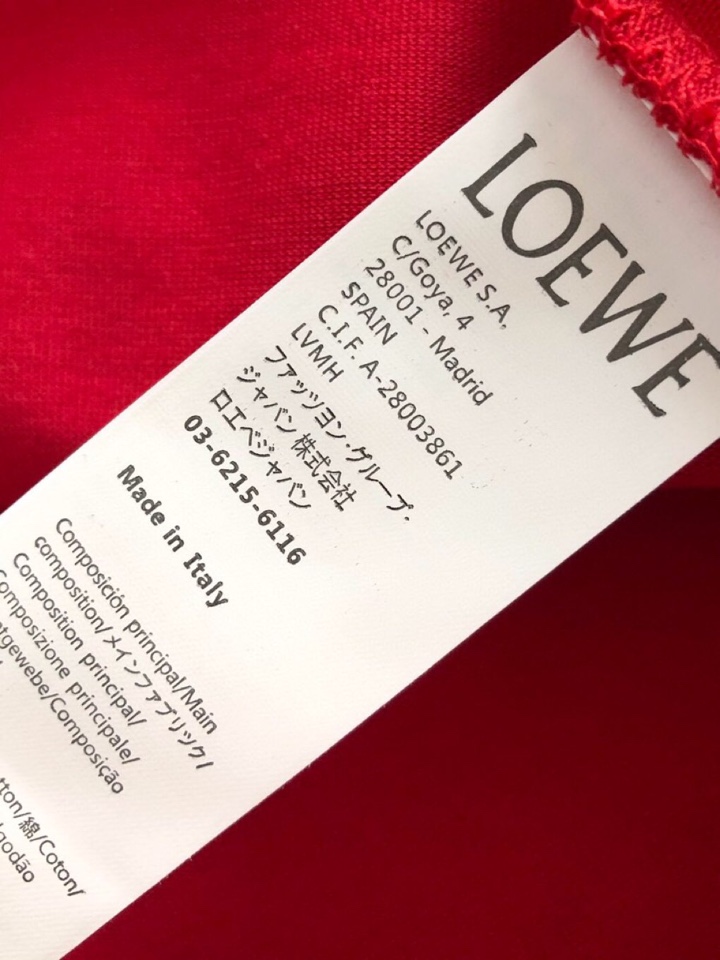 LOEWE 罗意威（高版本）\n2026SS春夏最新款圆领时尚短袖圆领T恤，官网同步，纯棉面料！贴肤舒适