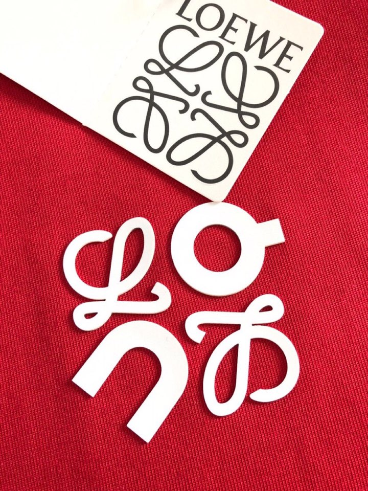 LOEWE 罗意威（高版本）\n2026SS春夏最新款圆领时尚短袖圆领T恤，官网同步，纯棉面料！贴肤舒适