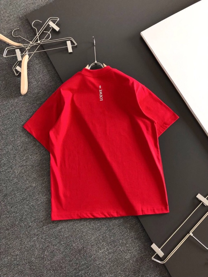 LOEWE 罗意威（高版本）\n2026SS春夏最新款圆领时尚短袖圆领T恤，官网同步，纯棉面料！贴肤舒适