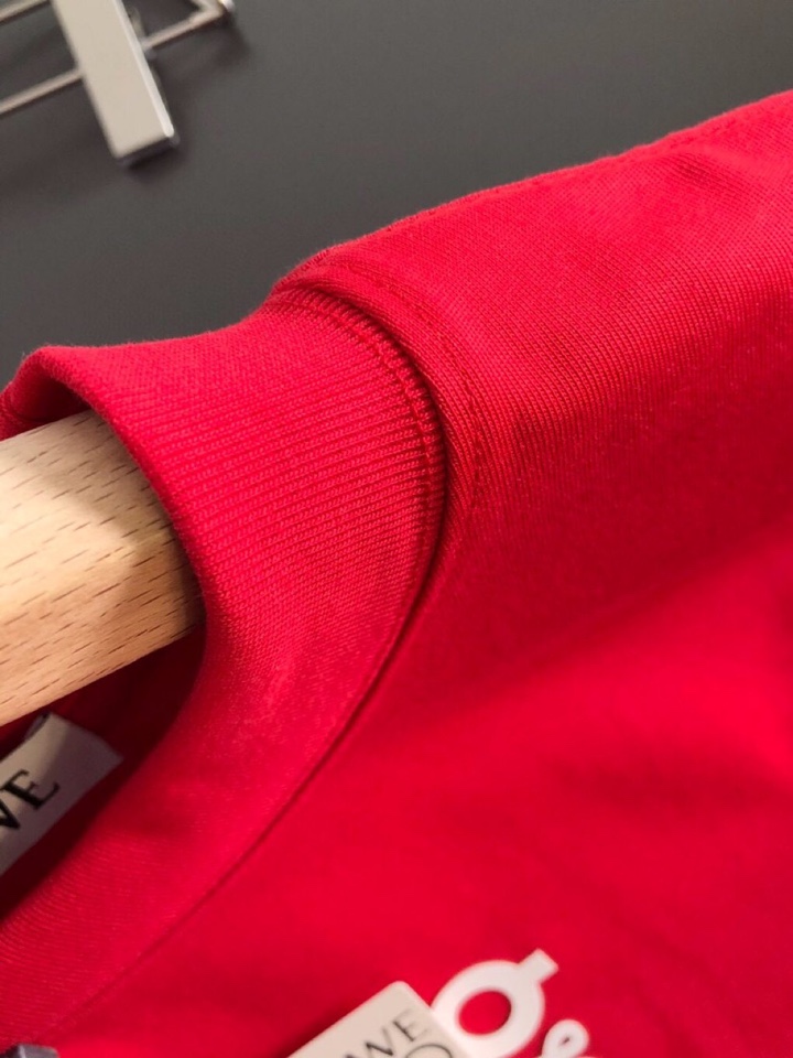 LOEWE 罗意威（高版本）\n2026SS春夏最新款圆领时尚短袖圆领T恤，官网同步，纯棉面料！贴肤舒适