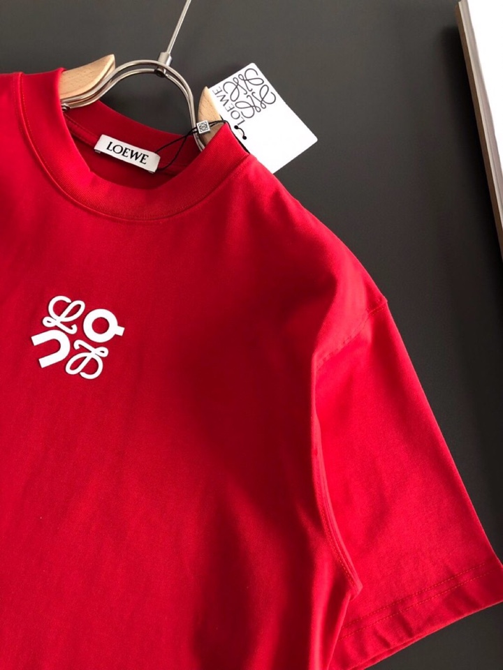 LOEWE 罗意威（高版本）\n2026SS春夏最新款圆领时尚短袖圆领T恤，官网同步，纯棉面料！贴肤舒适