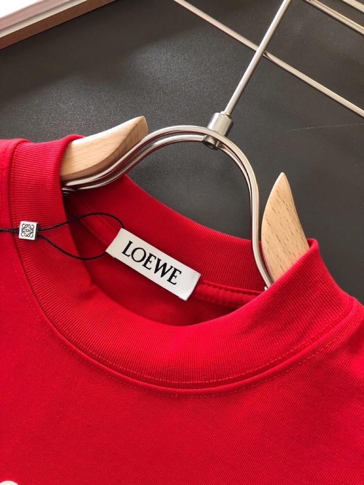 LOEWE 罗意威（高版本）\n2026SS春夏最新款圆领时尚短袖圆领T恤，官网同步，纯棉面料！贴肤舒适