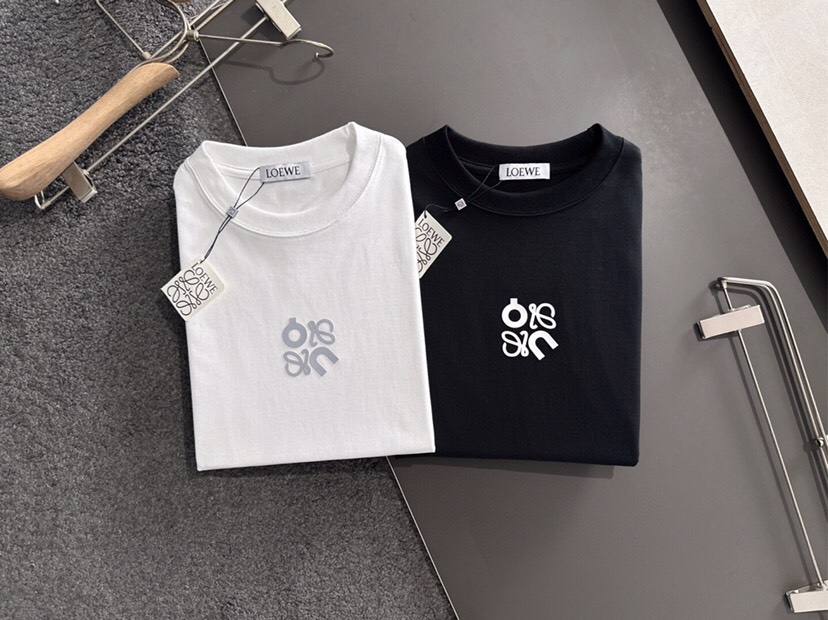 LOEWE 罗意威（高版本）\n2026SS春夏最新款圆领时尚短袖圆领T恤，官网同步，纯棉面料！贴肤舒适