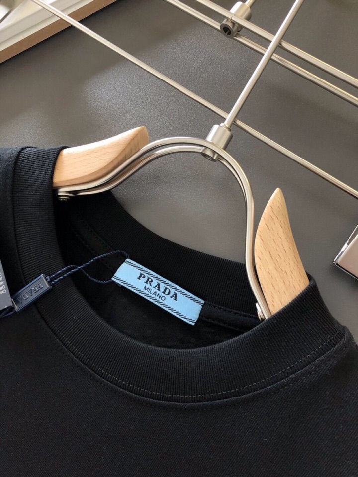 Prada 普拉达（高版本）\n2026SS春夏最新款圆领时尚短袖圆领T恤，官网同步，定织定染300克重