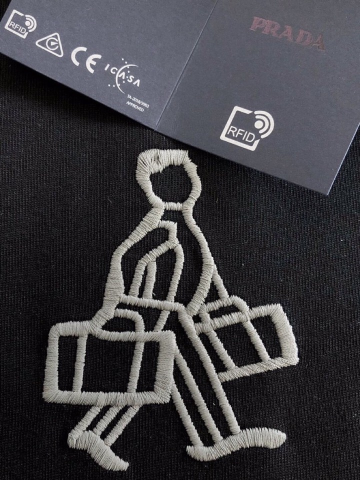 Prada 普拉达（高版本）\n2026SS春夏最新款圆领时尚短袖圆领T恤，官网同步，定织定染300克重