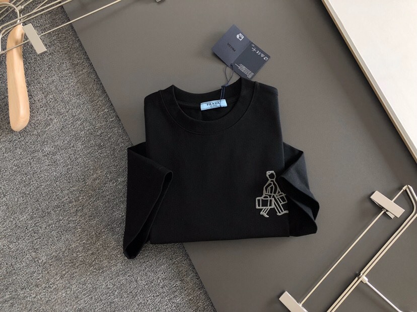 Prada 普拉达（高版本）\n2026SS春夏最新款圆领时尚短袖圆领T恤，官网同步，定织定染300克重