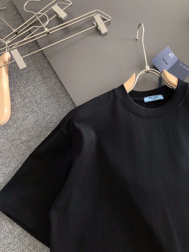 Prada 普拉达（高版本）\n2026SS春夏最新款圆领时尚短袖圆领T恤，官网同步，定织定染300克重