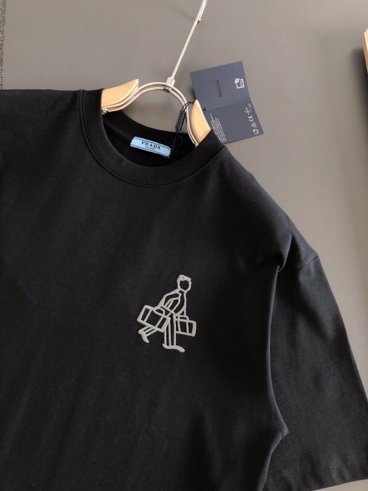 Prada 普拉达（高版本）\n2026SS春夏最新款圆领时尚短袖圆领T恤，官网同步，定织定染300克重