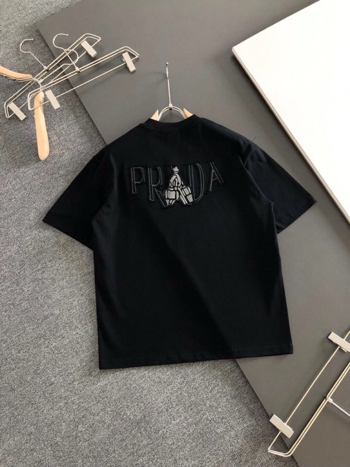 Prada 普拉达（高版本）\n2026SS春夏最新款圆领时尚短袖圆领T恤，官网同步，定织定染300克重