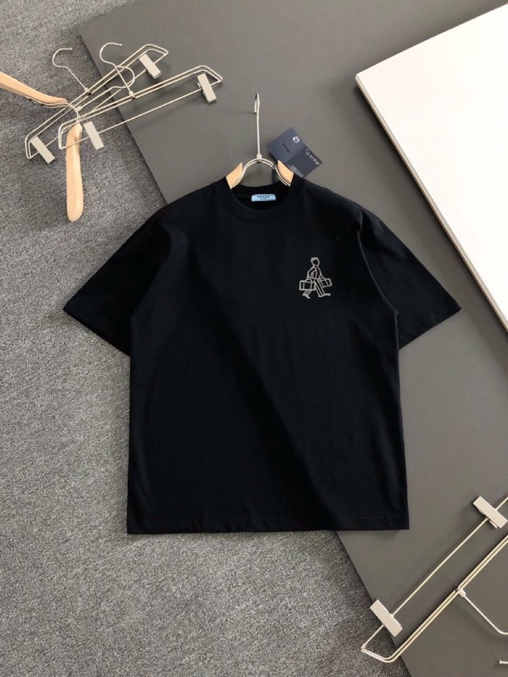 Prada 普拉达（高版本）\n2026SS春夏最新款圆领时尚短袖圆领T恤，官网同步，定织定染300克重