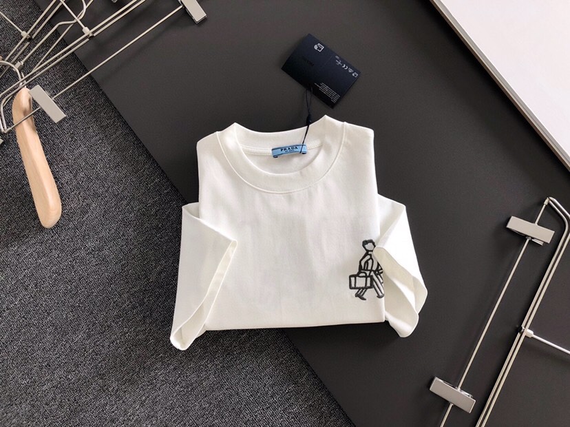 Prada 普拉达（高版本）\n2026SS春夏最新款圆领时尚短袖圆领T恤，官网同步，定织定染300克重