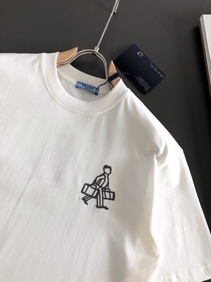 Prada 普拉达（高版本）\n2026SS春夏最新款圆领时尚短袖圆领T恤，官网同步，定织定染300克重