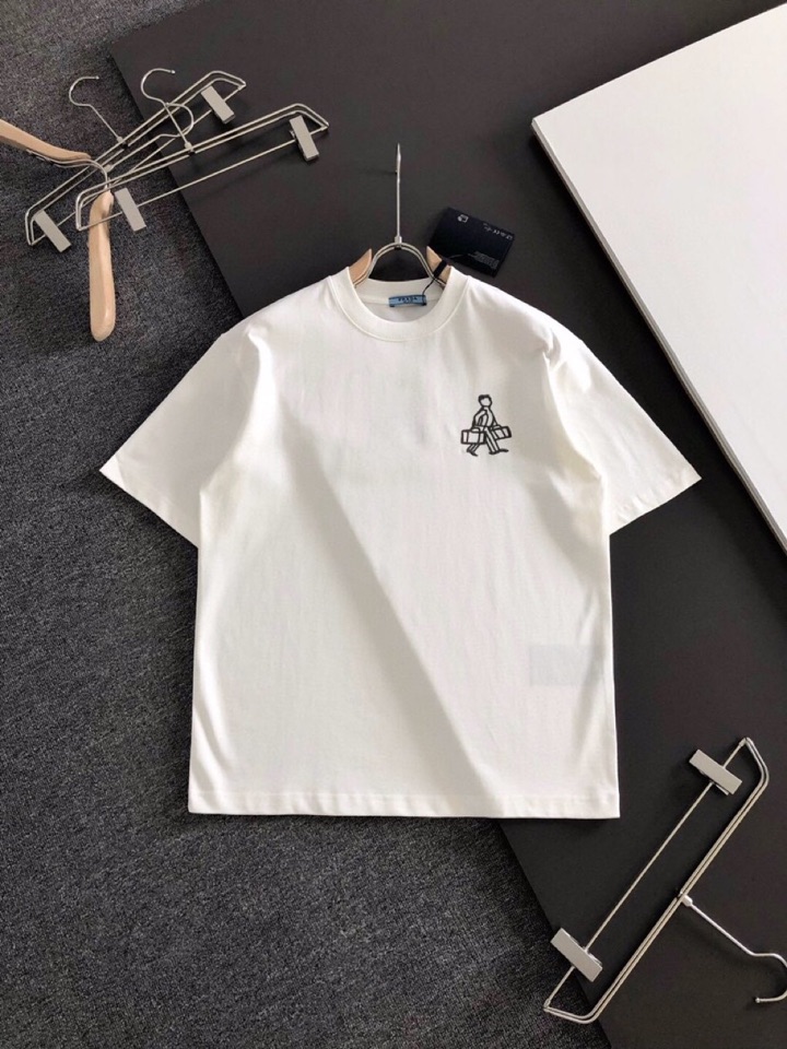 Prada 普拉达（高版本）\n2026SS春夏最新款圆领时尚短袖圆领T恤，官网同步，定织定染300克重