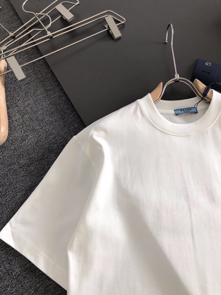 Prada 普拉达（高版本）\n2026SS春夏最新款圆领时尚短袖圆领T恤，官网同步，定织定染300克重