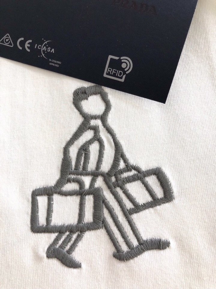 Prada 普拉达（高版本）\n2026SS春夏最新款圆领时尚短袖圆领T恤，官网同步，定织定染300克重