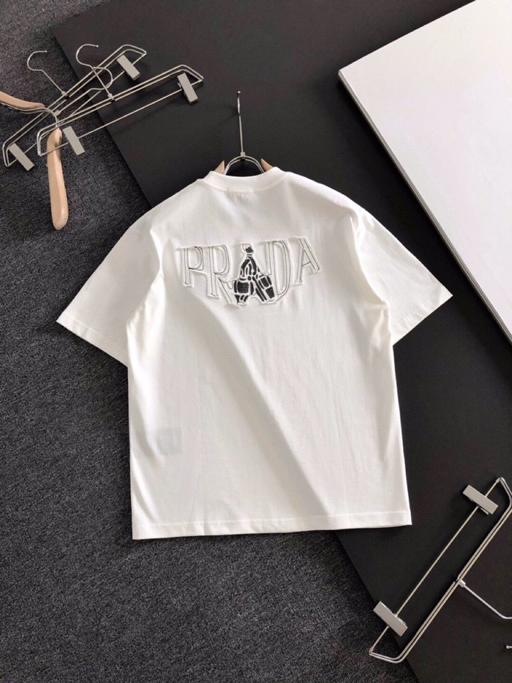 Prada 普拉达（高版本）\n2026SS春夏最新款圆领时尚短袖圆领T恤，官网同步，定织定染300克重