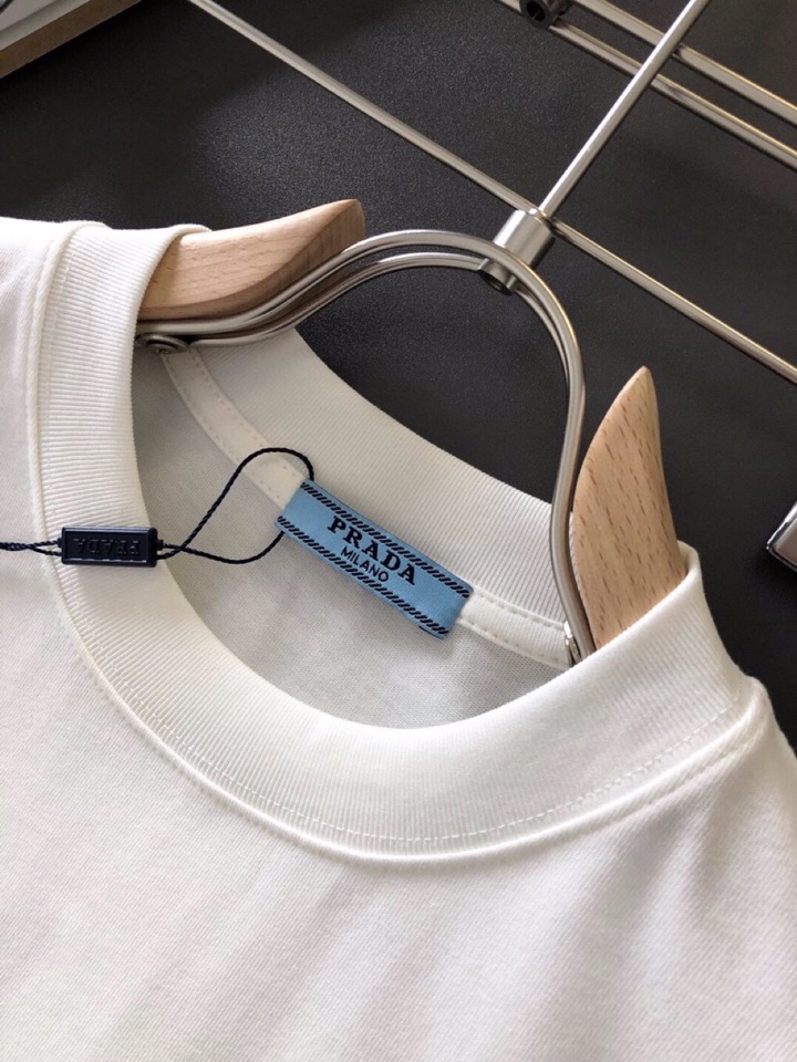 Prada 普拉达（高版本）\n2026SS春夏最新款圆领时尚短袖圆领T恤，官网同步，定织定染300克重