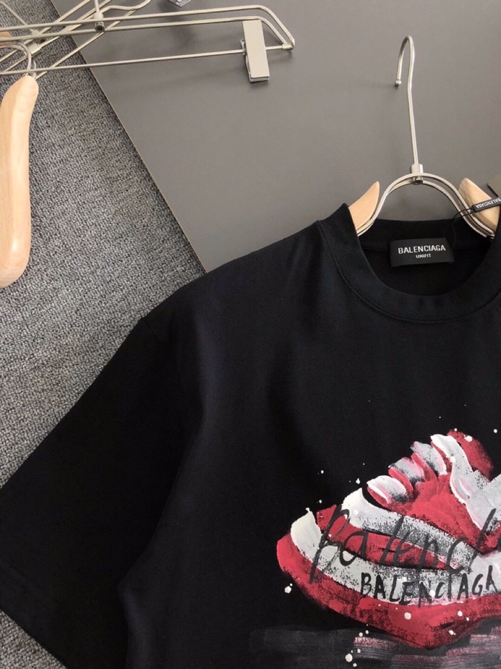 BALENCIAGA 巴黎世家（高版本）\nBAL 2026SS春夏最新款圆领时尚短袖圆领T恤，官网同步