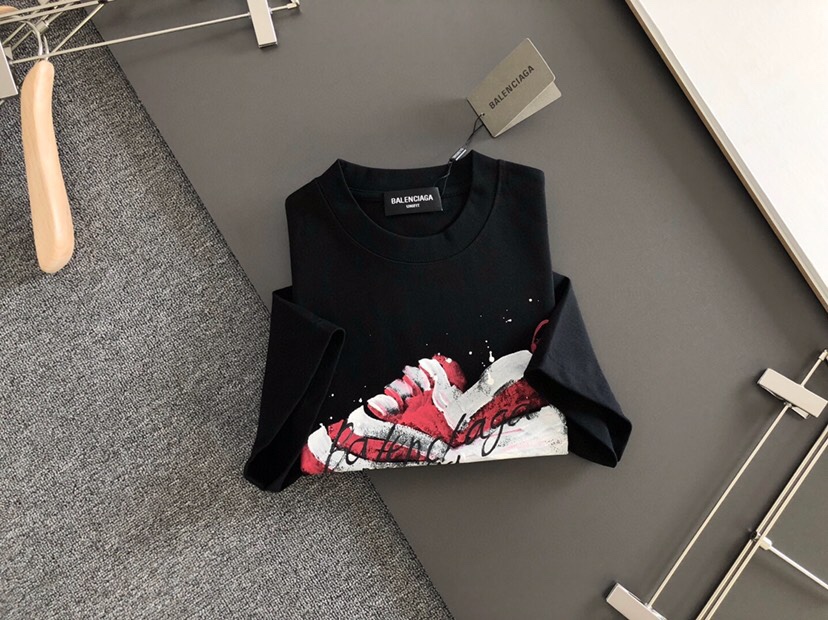 BALENCIAGA 巴黎世家（高版本）\nBAL 2026SS春夏最新款圆领时尚短袖圆领T恤，官网同步