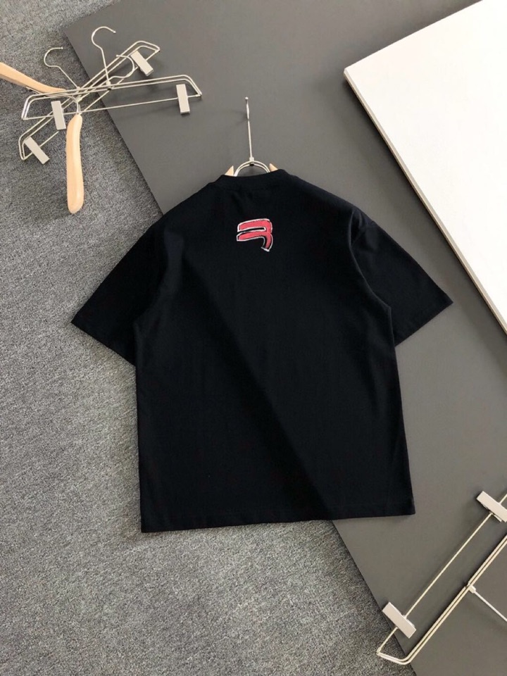 BALENCIAGA 巴黎世家（高版本）\nBAL 2026SS春夏最新款圆领时尚短袖圆领T恤，官网同步