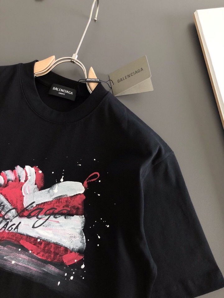 BALENCIAGA 巴黎世家（高版本）\nBAL 2026SS春夏最新款圆领时尚短袖圆领T恤，官网同步