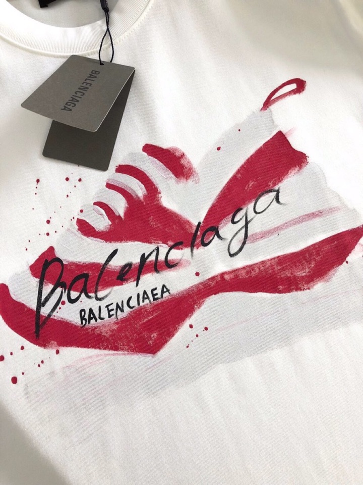 BALENCIAGA 巴黎世家（高版本）\nBAL 2026SS春夏最新款圆领时尚短袖圆领T恤，官网同步